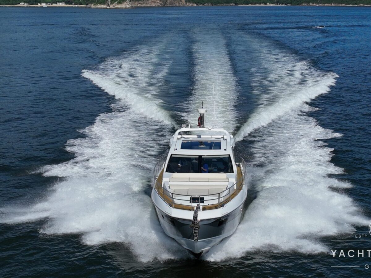 Alternative view of Azimut 55S